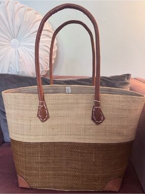 100% Raffia handbag/tote. A summer must have!